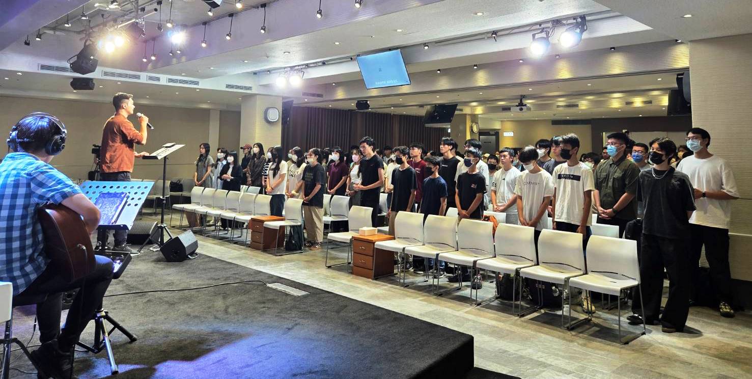 從國中到社青之齡的教會社青一起禱告。（圖/梁敬彥攝影）